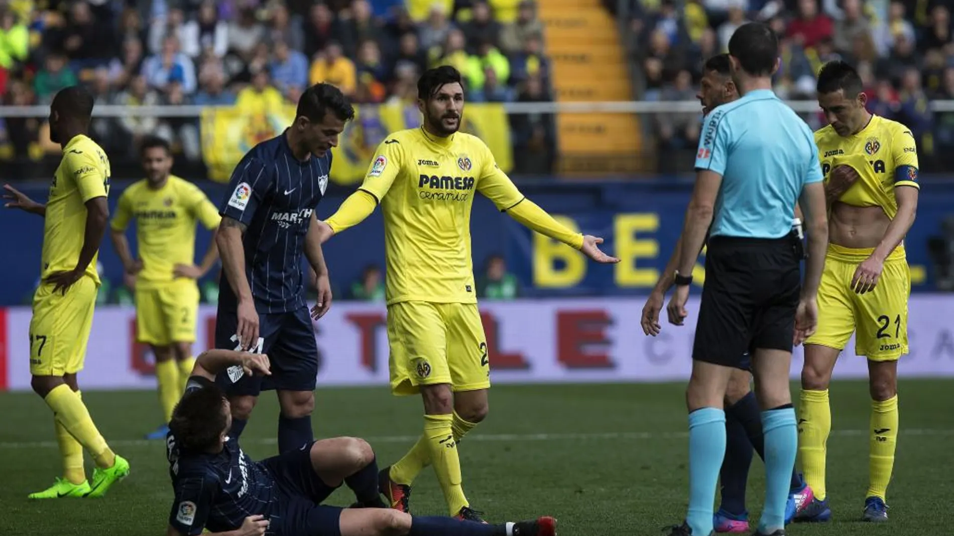 El centrocampista italiano del Villarreal CF Roberto Soriano protesta al árbitro Vicandi Garrido tras sacarle tarjeta roja durante el partido