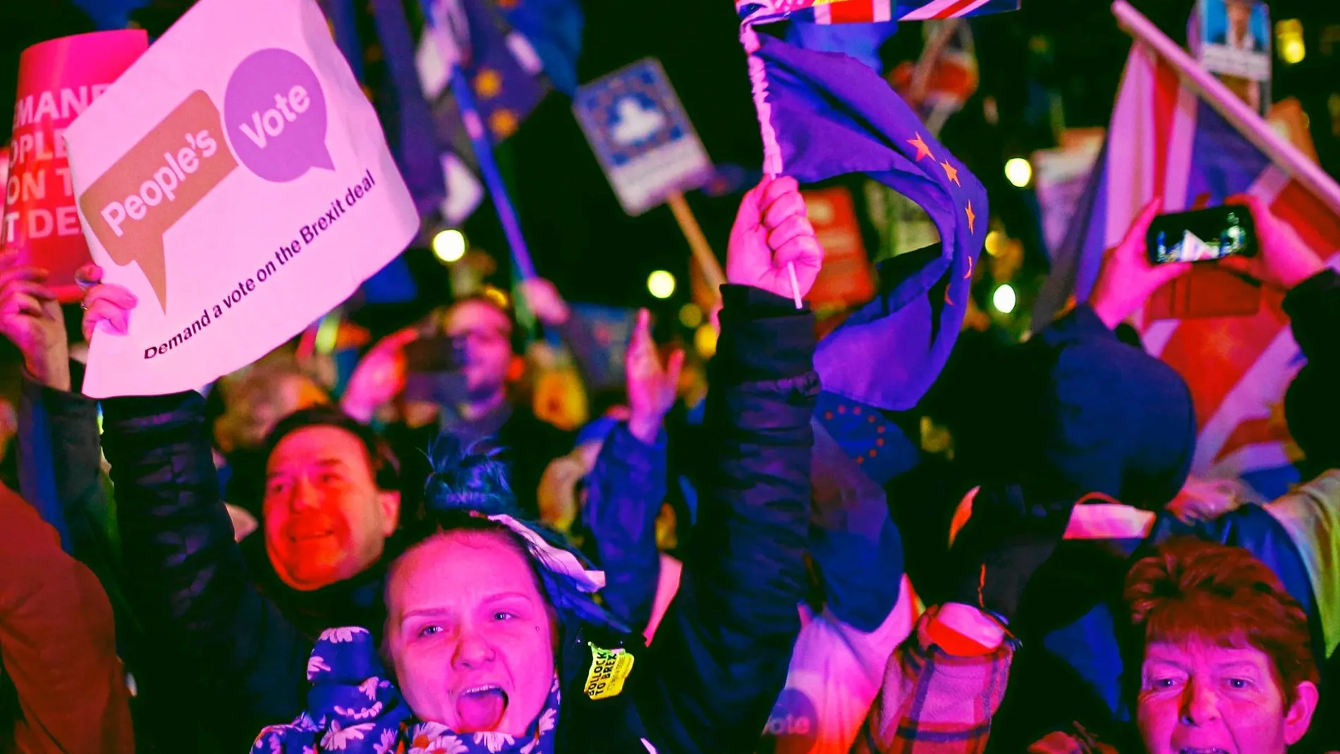 Partidarios de la salida de Reino Unido de la UE se manifestaron ayer antes de la votación frente al Parlamento de Westminster / Foto: Reuters