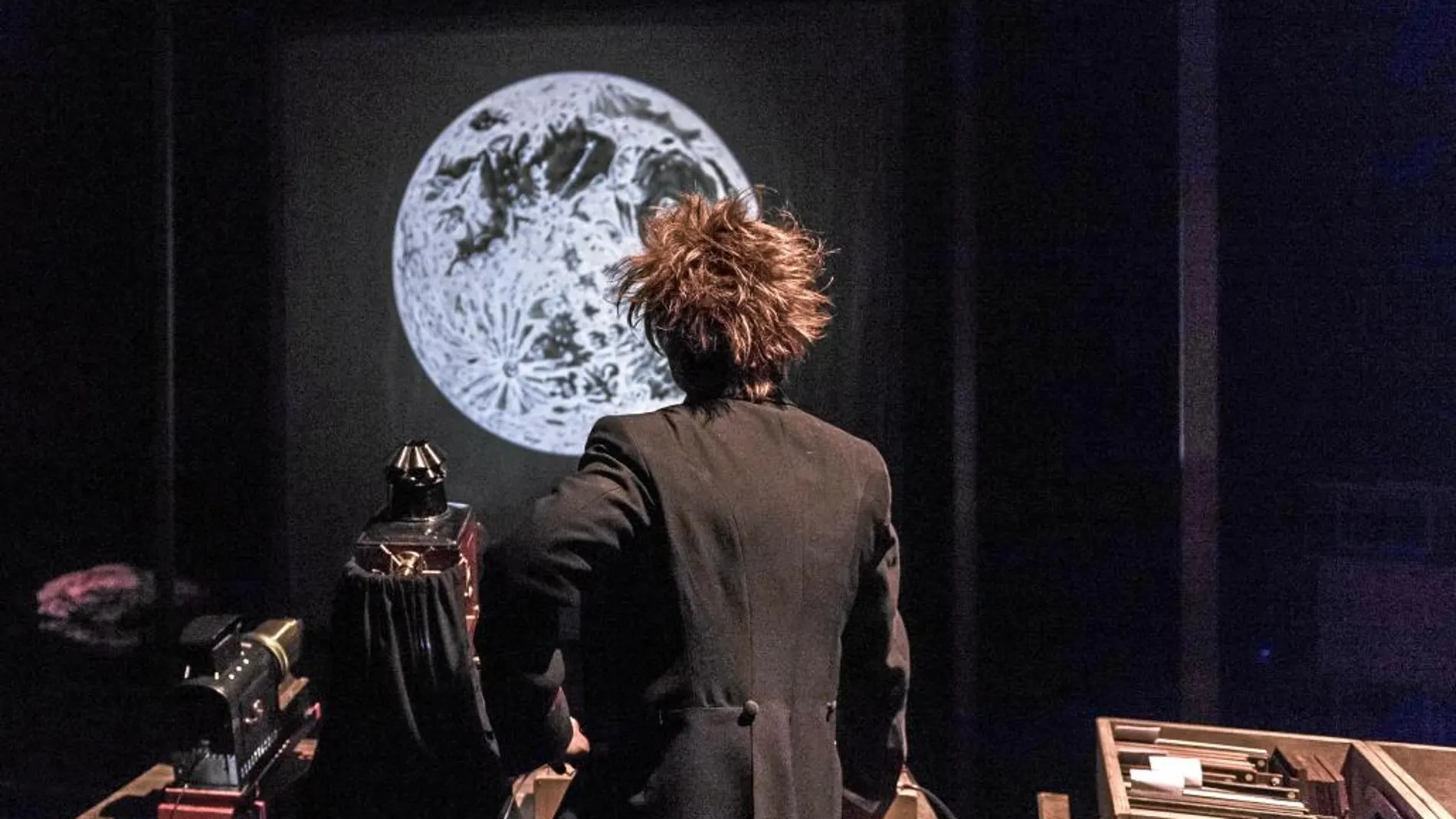 Las imágenes que proyecta la linterna mágica son las grandes protagonistas del espectáculo, bien vestidas con la música de Jordi Sabatés