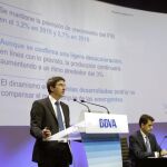 El economista jefe del Grupo BBVA, Jorge Sicilia (i), y el economista jefe de Economías Desarrolladas de BBVA Research, Rafael Doménech