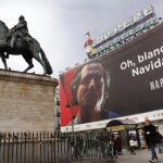 Cartel publicitario en la Puerta del Sol de Madrid de la serie "Narcos"