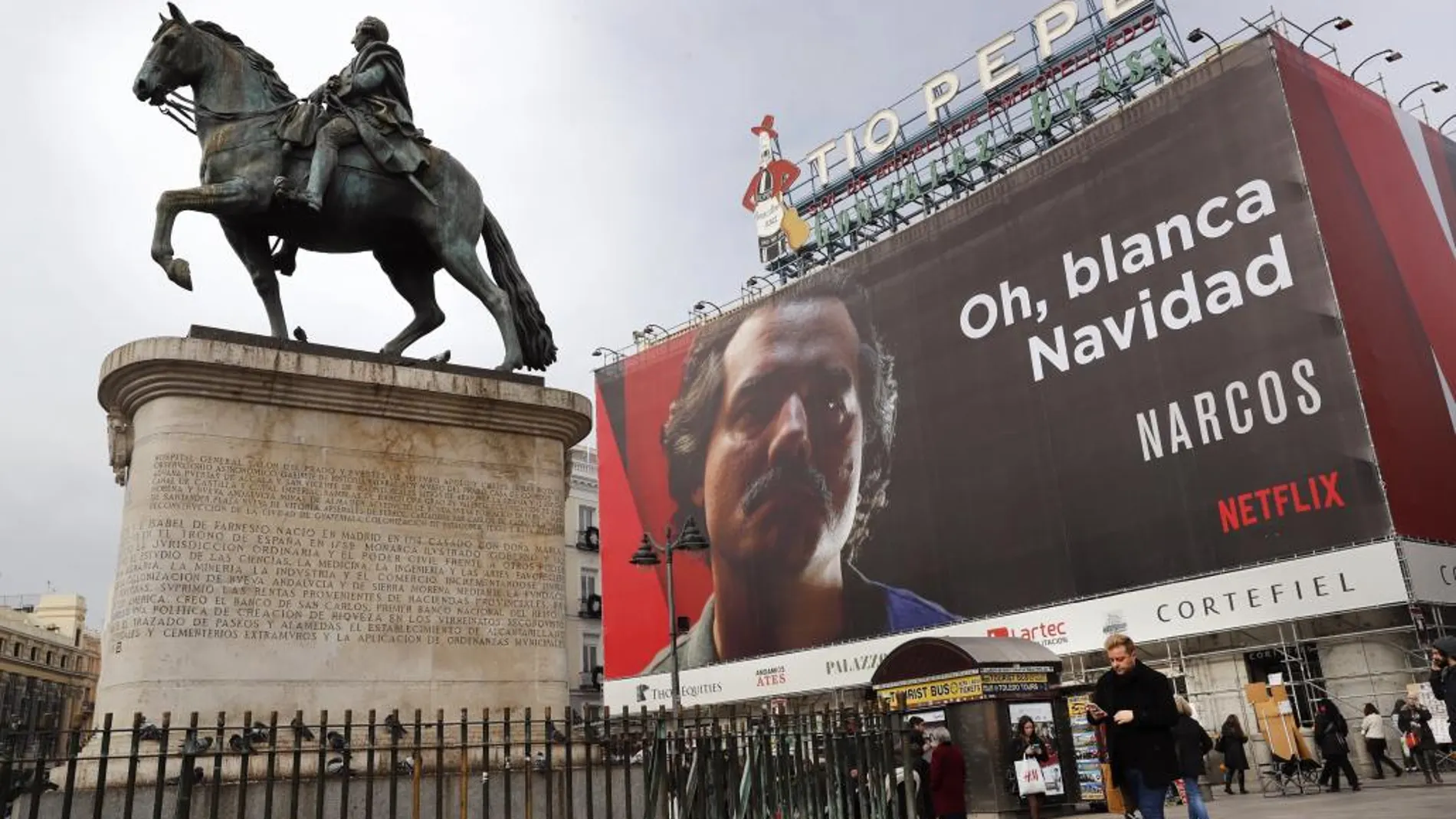 Cartel publicitario en la Puerta del Sol de Madrid de la serie "Narcos"