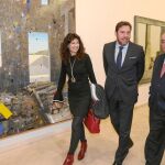 La concejala Ana Redondo, el alcalde Óscar Puente y el presidente del CAC, José Lladó, antes de suscribir el acuerdo