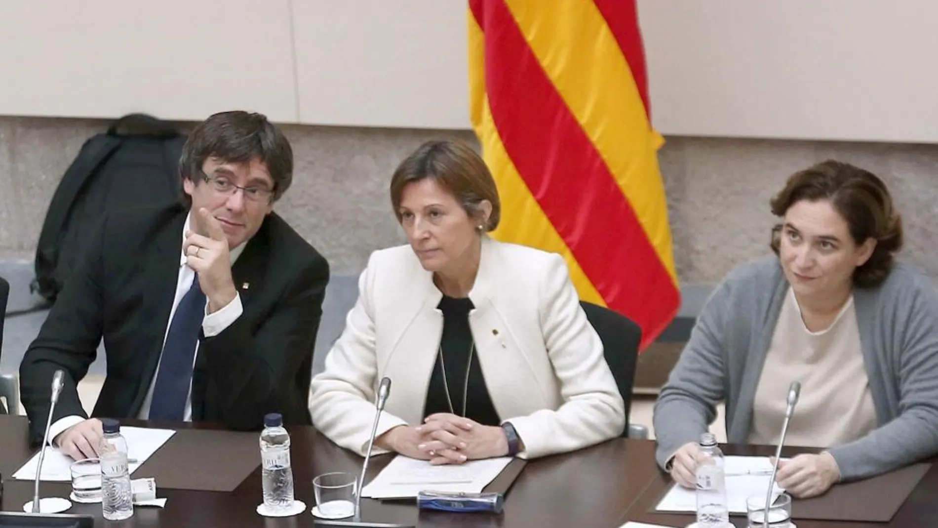 Carles Puigdemont (i), Carme Forcadell (c), y Ada Colau.