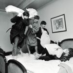 La famosa y divertida batalla de almohadas entre los Beatles se produjo en el hotel parisino George V en 1964