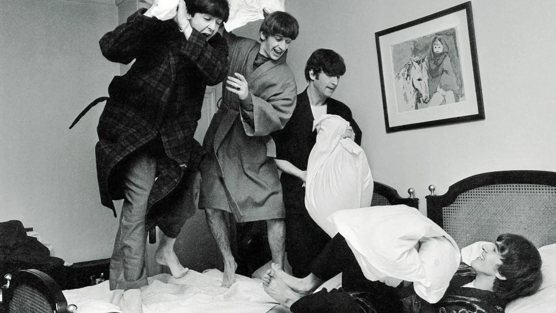 La famosa y divertida batalla de almohadas entre los Beatles se produjo en el hotel parisino George V en 1964