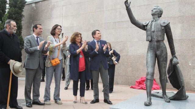 La escultura de Luis Miguel Dominguín, inaugurada por la alcaldesa y el presidente de la Comunidad