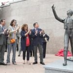 La escultura de Luis Miguel Dominguín, inaugurada por la alcaldesa y el presidente de la Comunidad