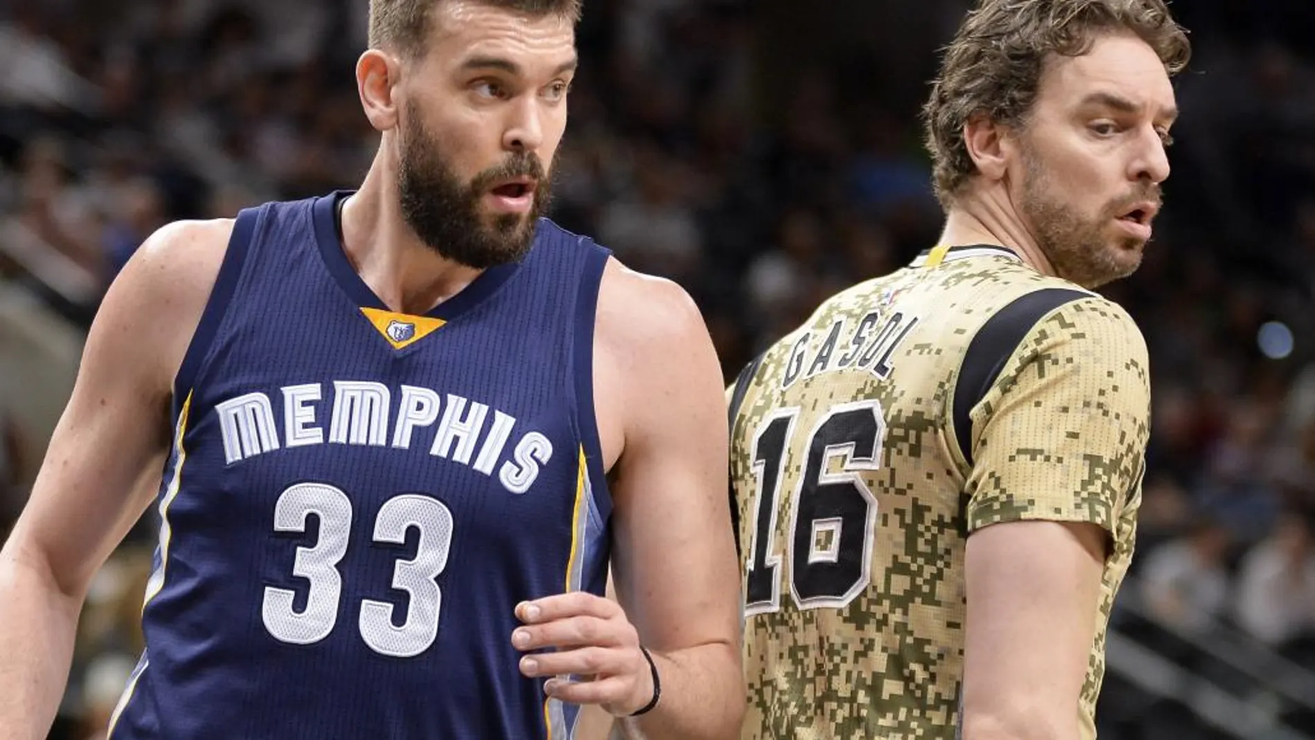 El pívot español de los Grizzlies de Memphis Marc Gasol (izq) y su hermano, el pívot de los Spurs Pau Gasol, durante el partido.