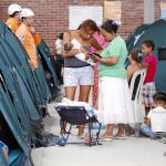 Varios colombianos deportados viven de manera temporal en instalaciones habilitadas por las autoridades en Villa del Rosario, un municipio de Colombia, junto a la frontera con Venezuela