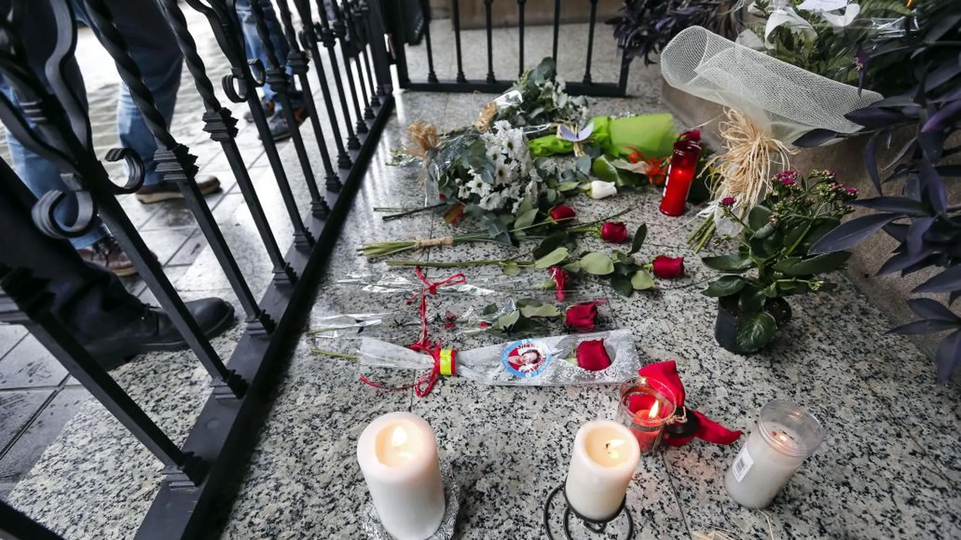 Numerosas personas dejan flores y velas en el patio de la vivienda de la exalcaldesa Rita Barberá en Valencia