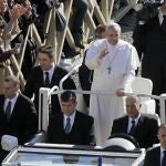El Papa Francisco llega a la plaza de San Pedro