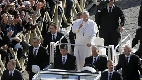 El Papa Francisco llega a la plaza de San Pedro