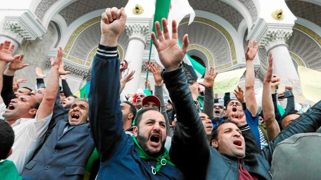 La protesta de las «tres B». Los manifestantes quieren el cese del primer ministro, el presidente del Consejo Constitucional y el del Senado. Todos sus apellidos empiezan por B / Efe