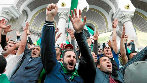 La protesta de las «tres B». Los manifestantes quieren el cese del primer ministro, el presidente del Consejo Constitucional y el del Senado. Todos sus apellidos empiezan por B / Efe