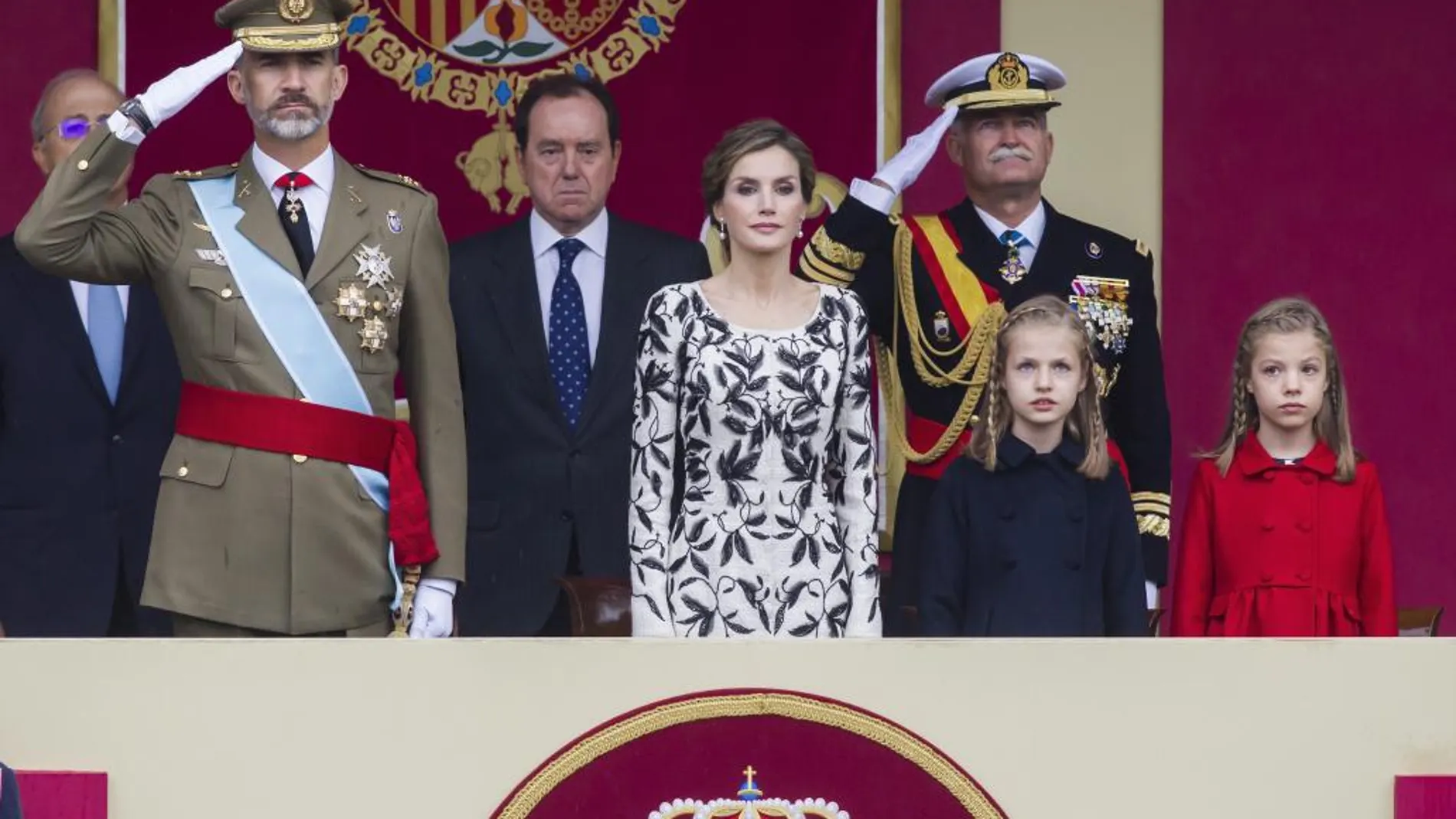 Los Reyes, junto a sus hijas, la Princesa de Asturias y la infanta Sofía, presiden el desfile militar, en el acto central del Día de la Fiesta Nacional
