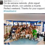 Sergio Ramos publicó en Twitter una foto de toda la plantilla en el vestuario tras el triunfo y calificó el fin de semana de «redondo»