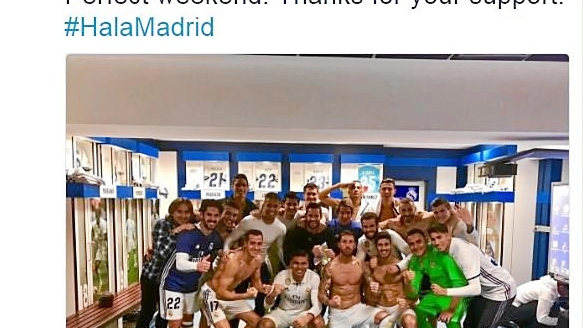 Sergio Ramos publicó en Twitter una foto de toda la plantilla en el vestuario tras el triunfo y calificó el fin de semana de «redondo»