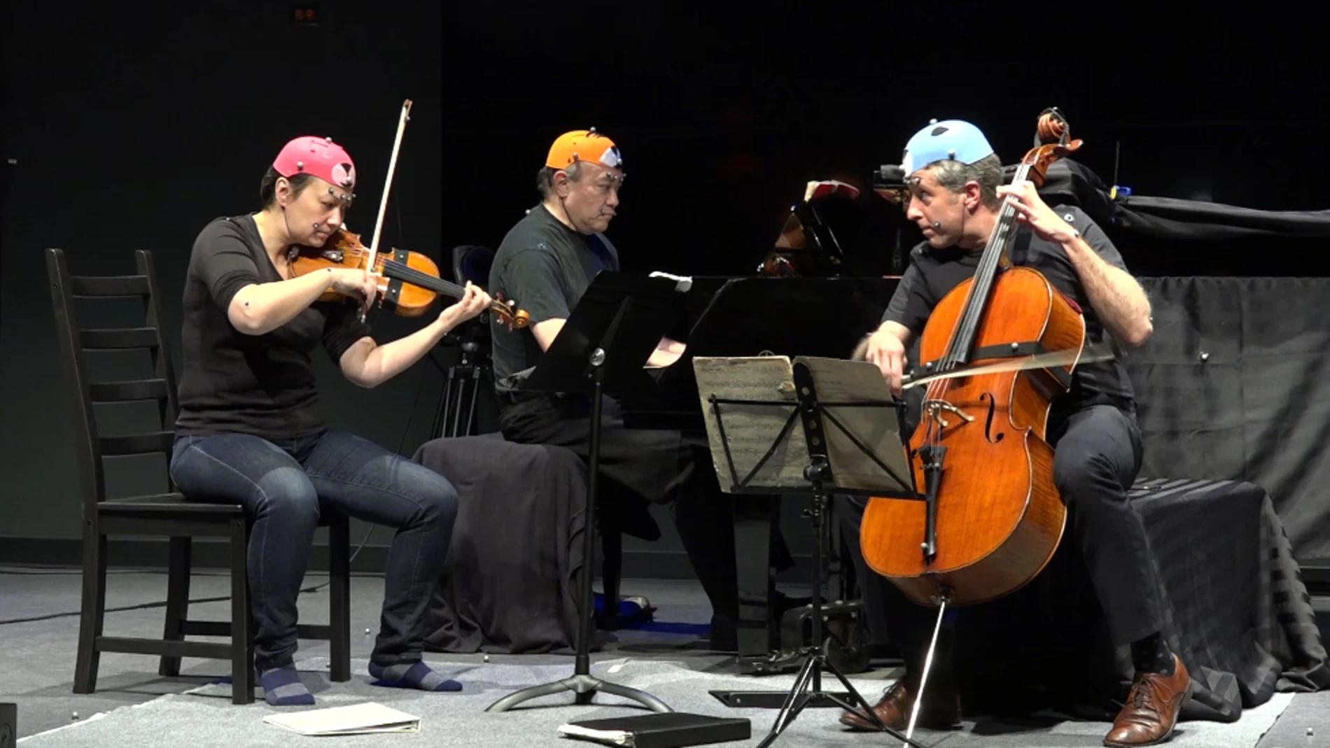 The Gryphon Trio, conectados para capturar sus movimientos durante la interpretación. Imagen: McMaster University.