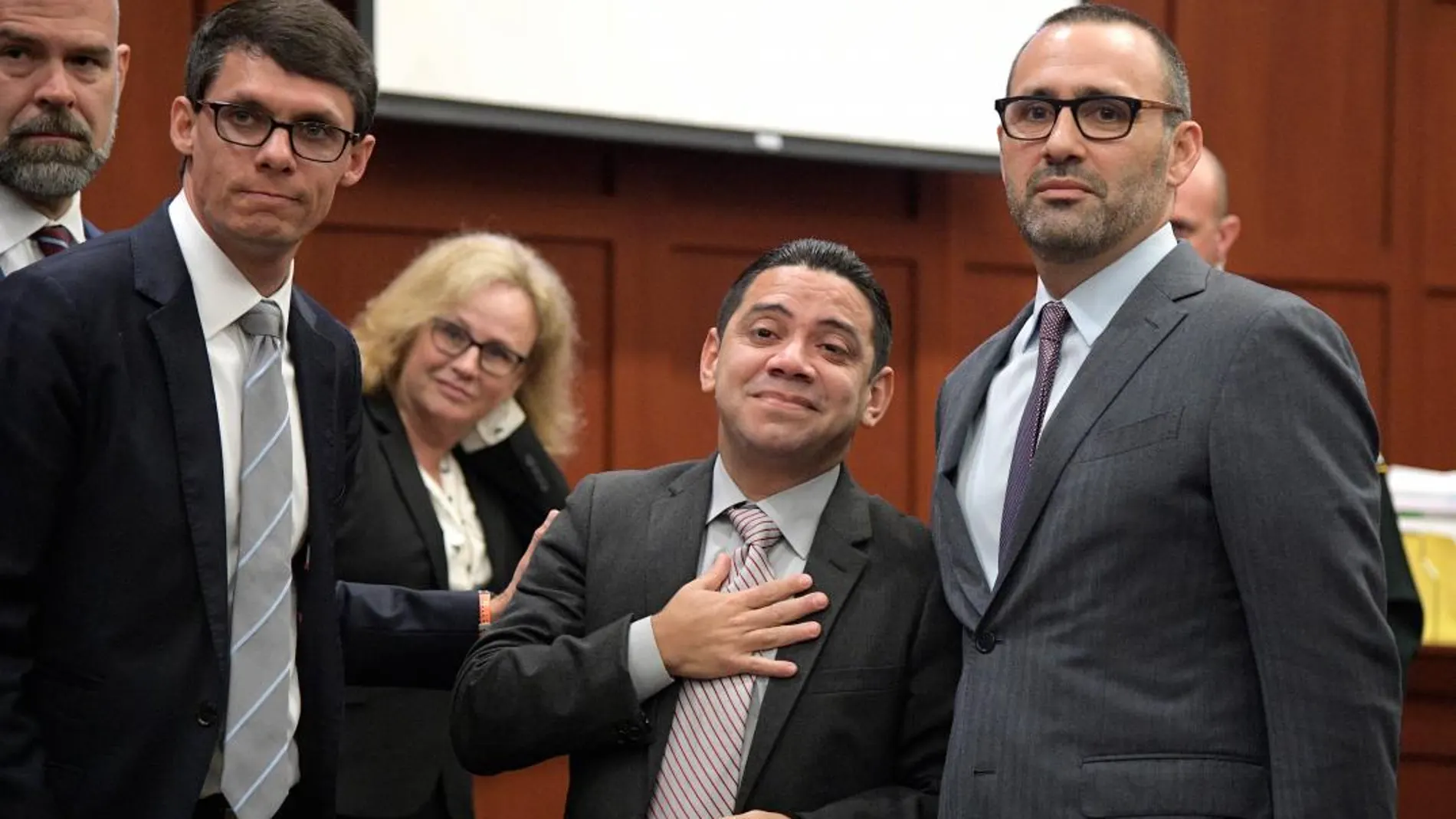 Fotografía cedida por la organización Innocence Project donde aparece el hondureño Clemente Javier Aguirre (2d) junto a sus abogados Dylan Black (i), Lindsey Boney (2i), Marie-Louise Parmer (c) y Joshua Dubin (d), después de su exoneración por un tribunal / Foto: Efe