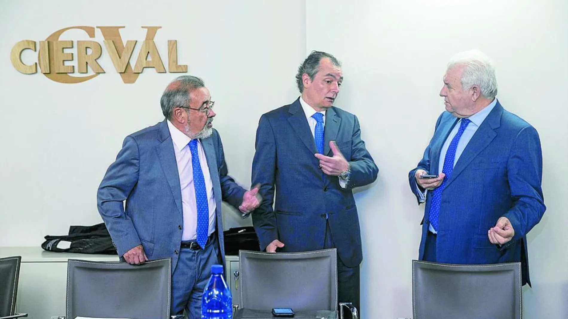 De izda. a dcha., José Vicente González, el presidente de la CEV, Salvador Navarro y el de Coepa, Francisco Gómez