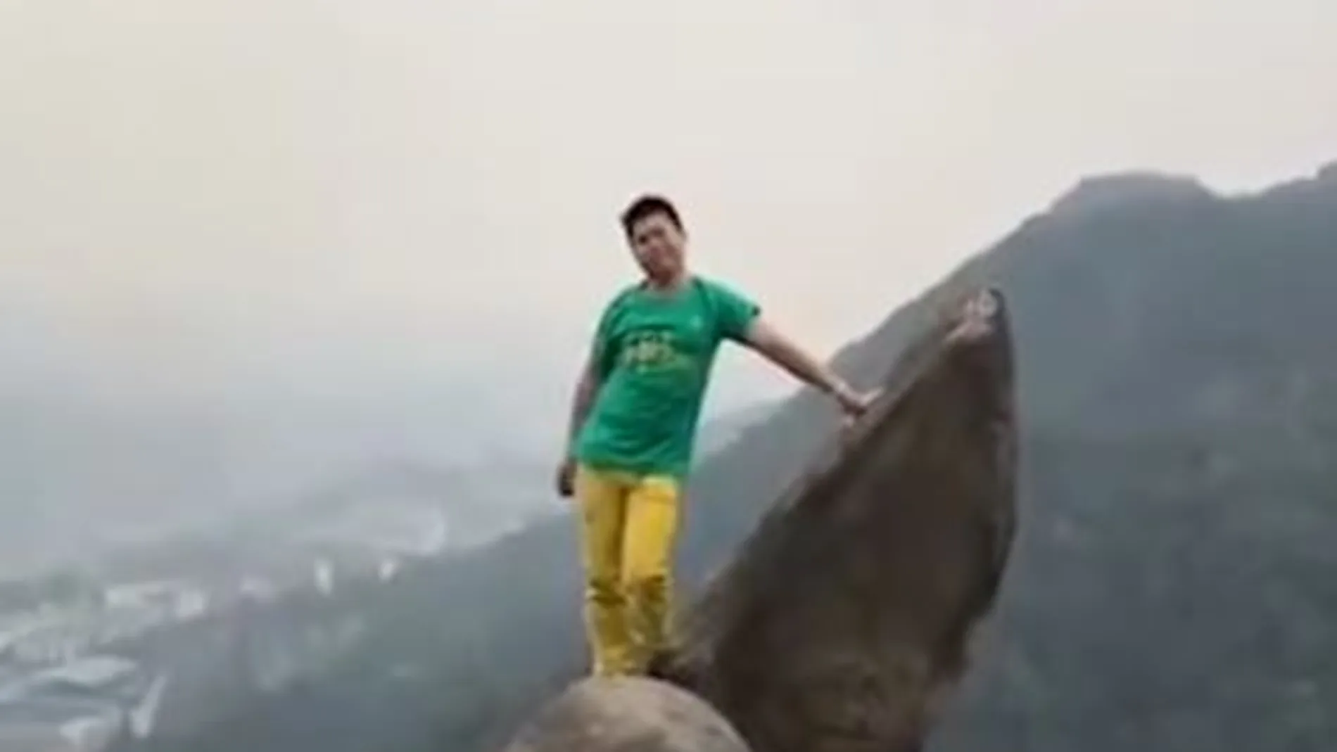 El hombre posa antes de empezar a hacer maniobras sobre la roca