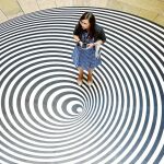 Las obras de arte cinético llegan a intervenir en el suelo de la Pedrera y conversan muy bien con la propia arquitectura de Gaudí.