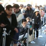 Largas filas, paciencia e ilusión en el primer día de venta del iPhone 7