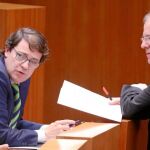 El jefe del Ejecutivo, Juan Vicente Herrera, conversa durante el pleno con el presidente del PP, Alfonso Fernández Mañueco, y el portavoz del Grupo, Raúl de la Hoz