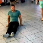 Un atleta parapléjico tiene que arrastrarse en un aeropuerto después de que extraviaran su silla de ruedas