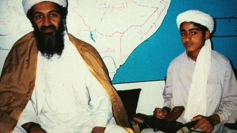 Hamza, en una imagen junto a su padre