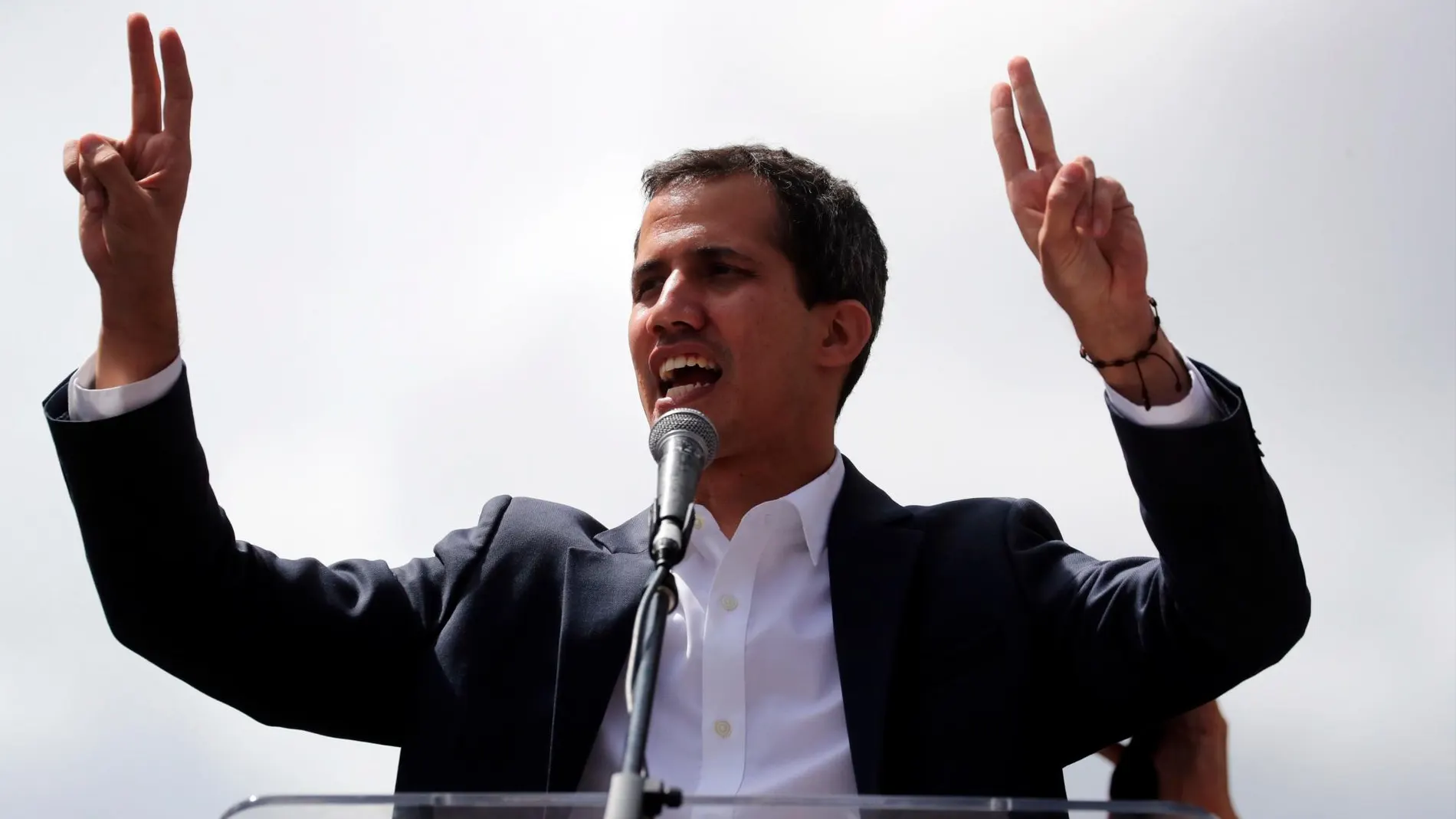 Juan Guaidó anuncia que asume las competencias del Ejecutivo, este miércoles en Caracas (Venezuela). EFE/ Miguel Gutiérrez