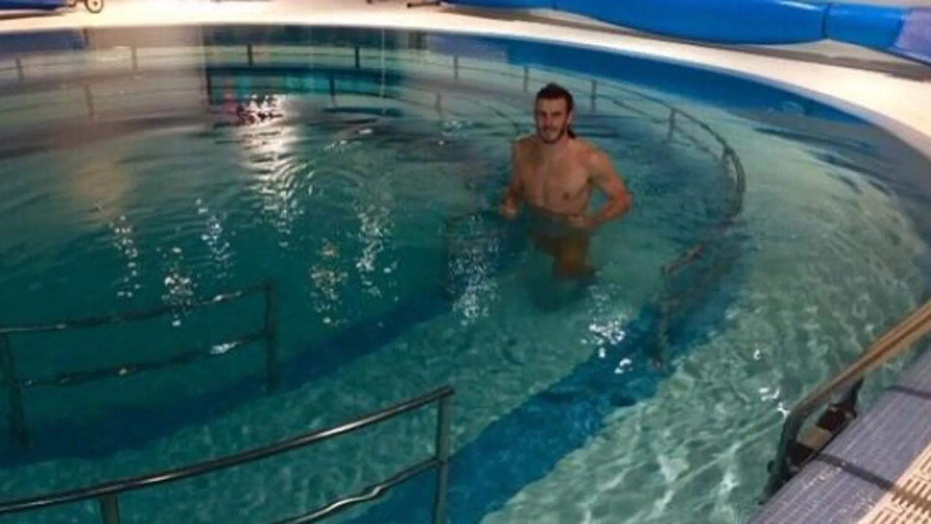 Bale en la piscina