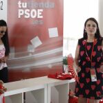 La diputada del PSOE Adriana Lastra (d) durante la visita realizada hoy a las instalaciones dispuestas para la celebración del 39º Congreso del partido socialista, que tiene lugar este fin de semana en Madrid.