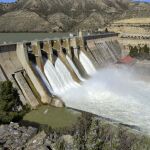 Apertura de la cuarta compuerta del embalse de Mequinenza la pasada primavera.