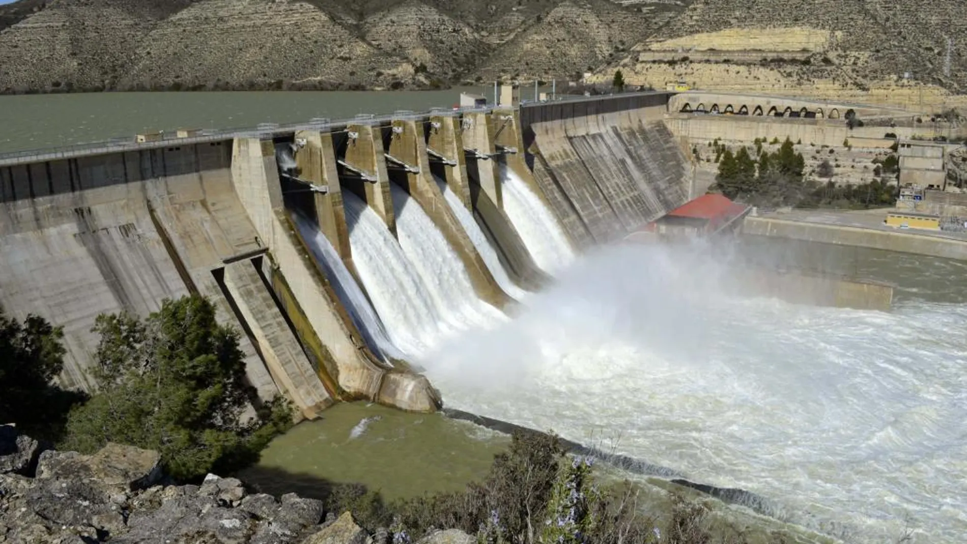 Apertura de la cuarta compuerta del embalse de Mequinenza la pasada primavera.