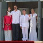 El rey Felipe VI es recibido por el presidente de Colombia, Juan Manuel Santos y su esposa, María Clemencia de Santos a su llegada al comienzo de la XXV Cumbre Iberoamericana que se celebra hoy en Cartagena de Indias.