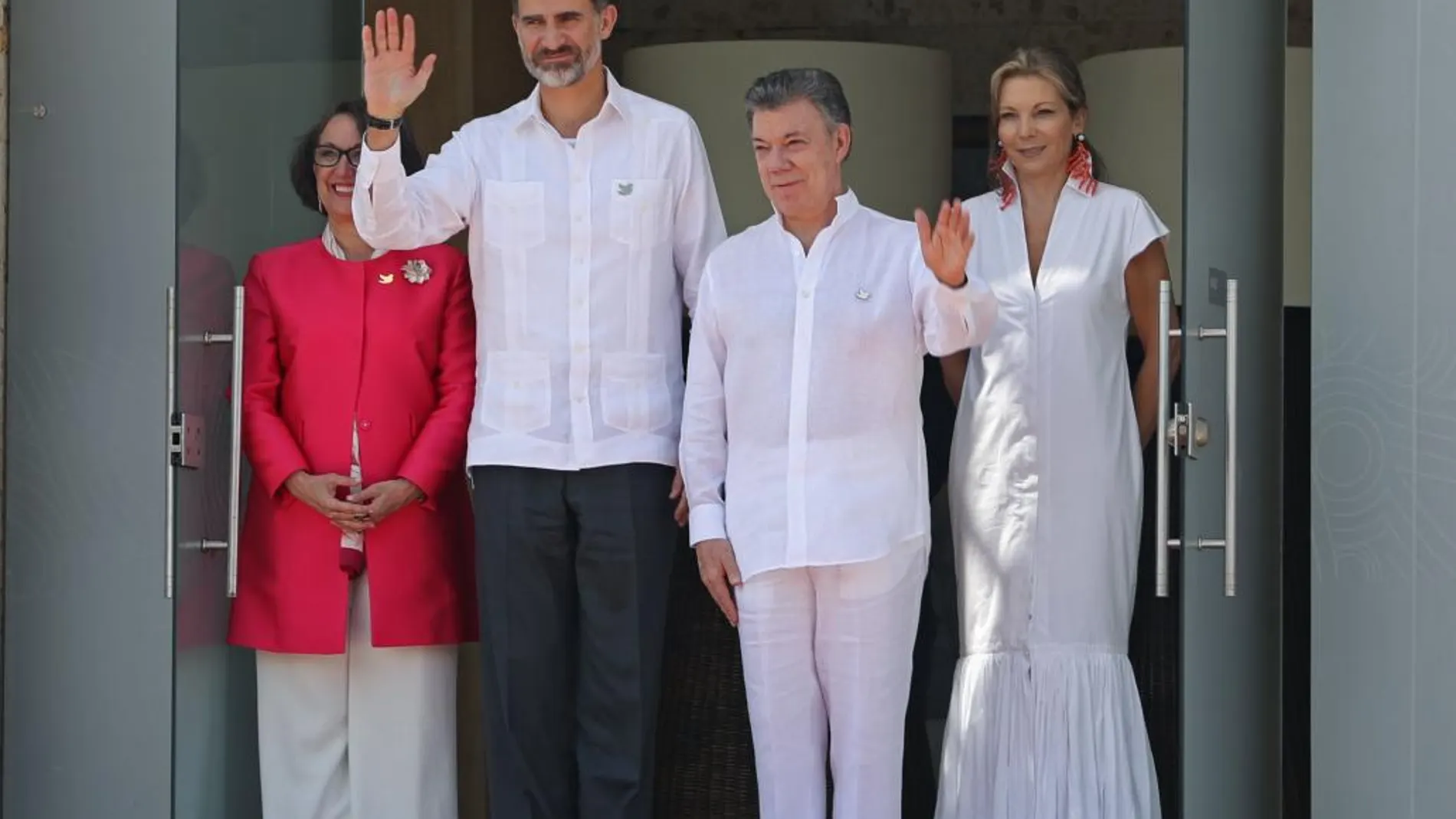 El rey Felipe VI es recibido por el presidente de Colombia, Juan Manuel Santos y su esposa, María Clemencia de Santos a su llegada al comienzo de la XXV Cumbre Iberoamericana que se celebra hoy en Cartagena de Indias.