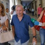 El celador del Hospital de Valme de Sevilla que llevaba la camilla en la que la joven Rocío Cortés era trasladada a planta tras dar a luz a su hija, cuando falleció al ponerse en marcha el ascensor con la puerta abierta, acompañado de su letrada(i), tras declarar como investigado ante la jueza/ Foto: Efe