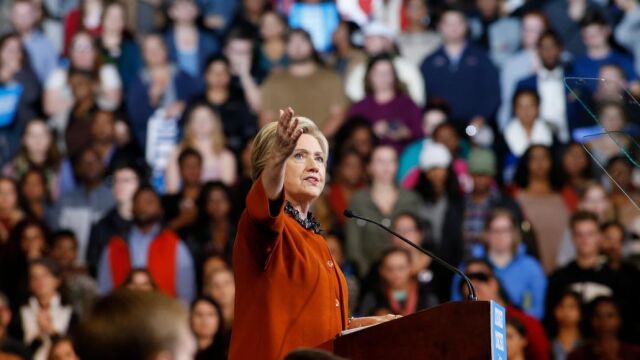 La candidata a la presidencia de EE.UU. por el partido Demócrata Hillary Clinton habla en un acto de campaña.