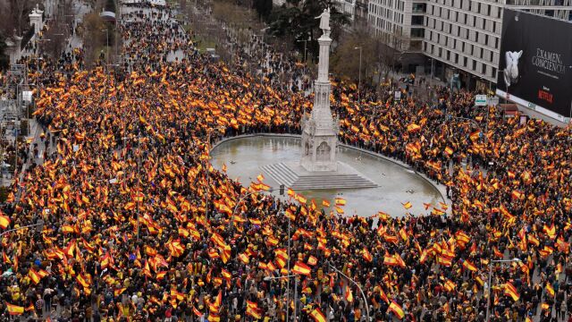 Miles de personas abarrotaron la plaza de Colón y las calles aledañas en la concentración convocada por el PP, Ciudadanos y Vox