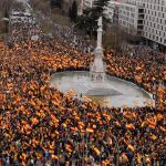 Miles de personas abarrotaron la plaza de Colón y las calles aledañas en la concentración convocada por el PP, Ciudadanos y Vox