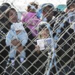 Un grupo de refugiados aguarda en la frontera entre Grecia y Macedonia permiso para entrar en la antigua república yugoslava