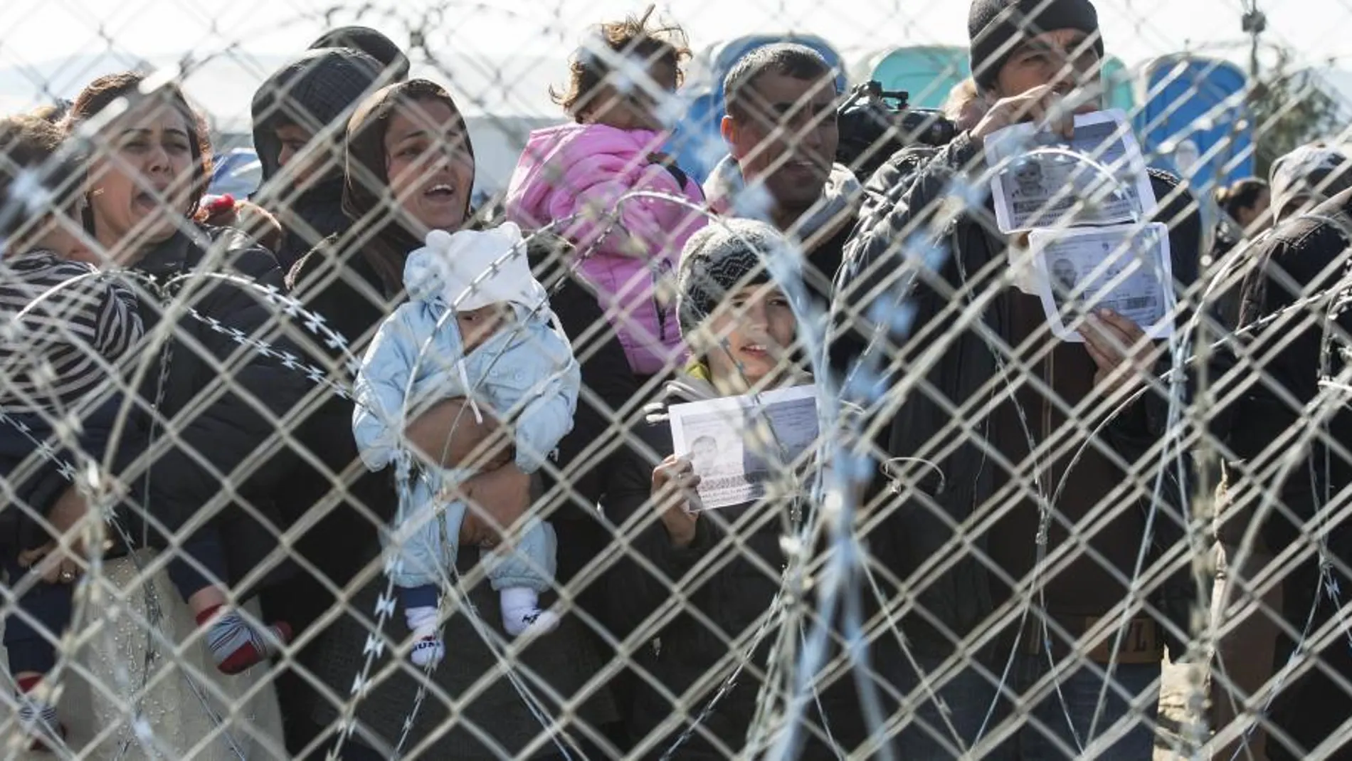 Un grupo de refugiados aguarda en la frontera entre Grecia y Macedonia permiso para entrar en la antigua república yugoslava