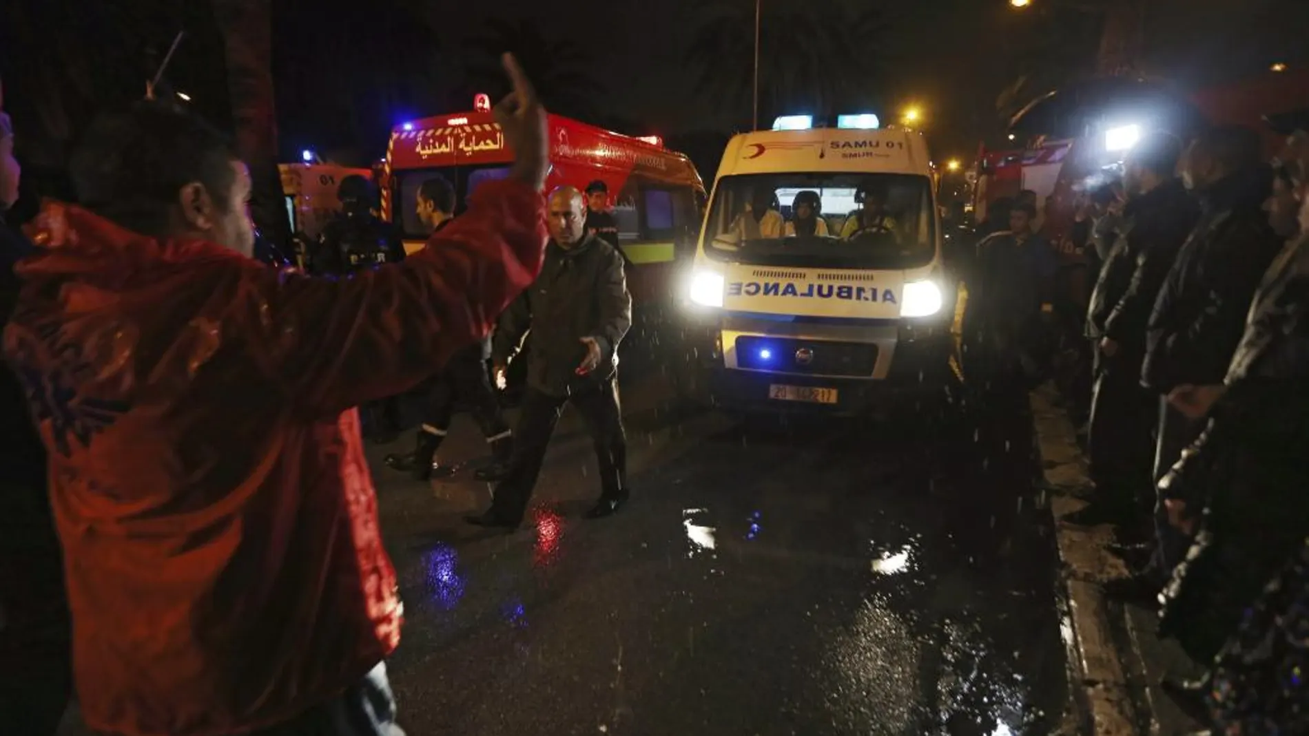 Varias ambulancias llegan al lugar donde se ha producido el atentado en la capital tunecina
