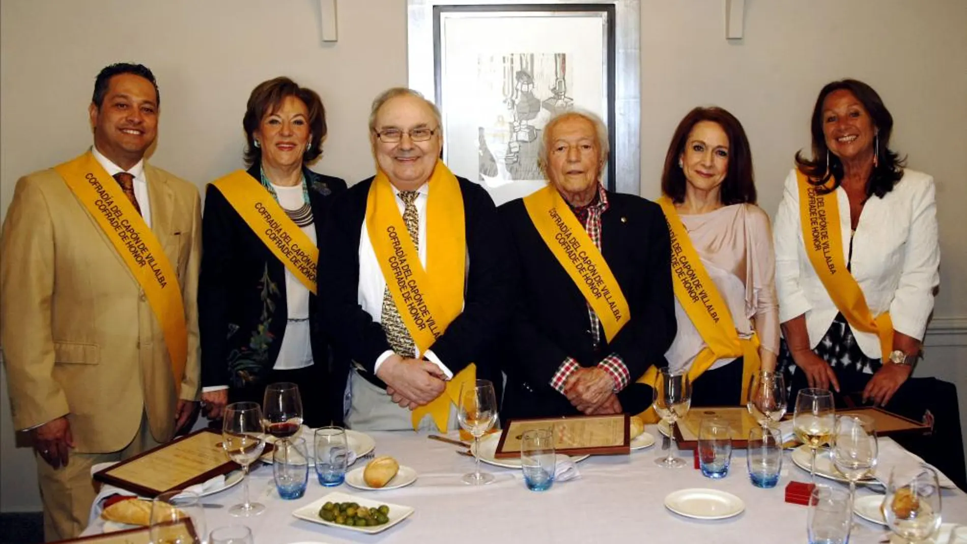 De izquierda a derecha: el locutor de Radio Fiesta 107.2 FM, Norberto Latorre Forero; la pintora Irene Iribarren; el anfitrión Domingo Goas Chao; el escultor Santiago de Santiago; Dolores Tomás Silvestre, presidenta de la Fundación Surikov y Casilda Varela, empresaria, hija del dos veces laureado de España el General Varela.