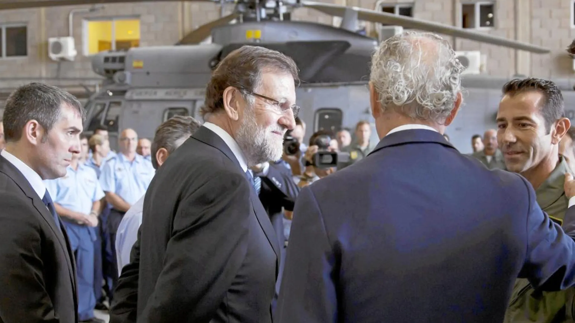 El presidente del Gobierno, Mariano Rajoy, visitó ayer la base militar de Gando, en Canarias
