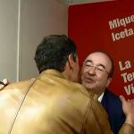 Pedro Sánchez saluda a Iceta, que le firmó su libro de "La Tercera Vía"