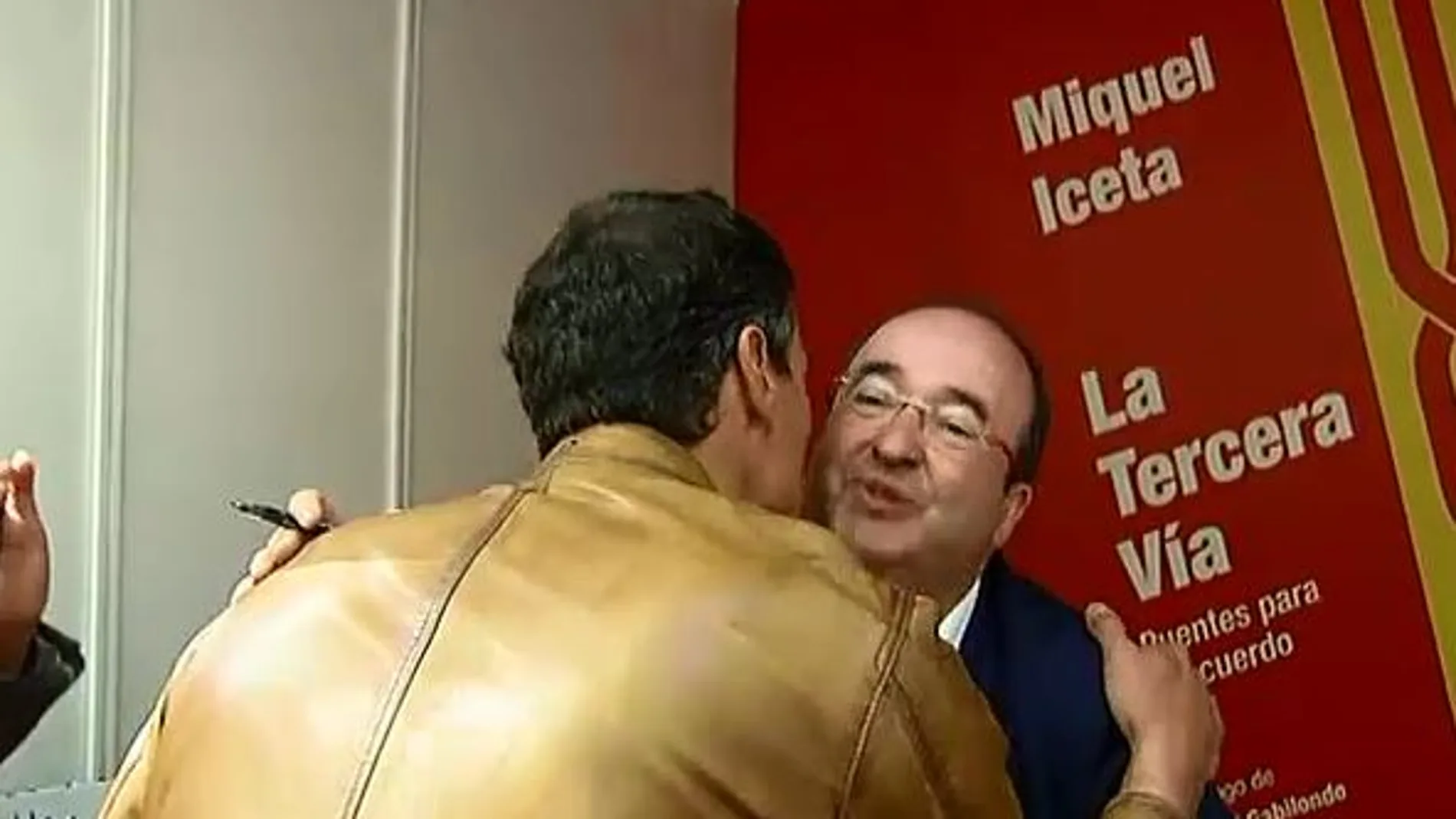 Pedro Sánchez saluda a Iceta, que le firmó su libro de "La Tercera Vía"