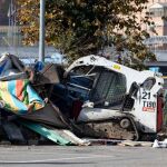 Una excavadora destruye una de las tiendas del campamento de Baobab, levantado frente a la estación de Tiburtina, en Roma/Foto: Efe